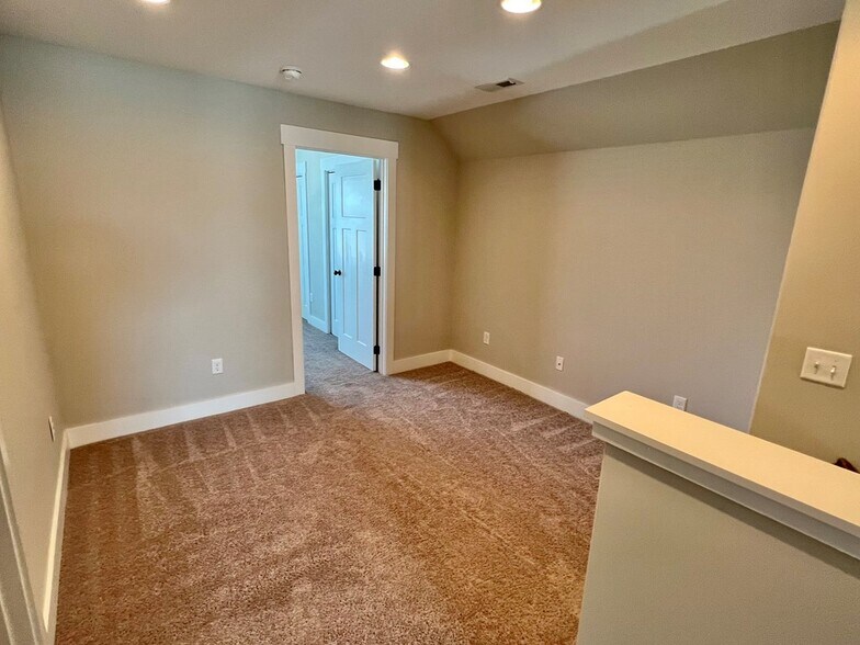 Building Photo - 1135 Cross Pointe Dr