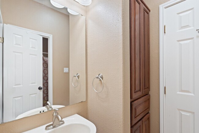 Building Photo - 206 Saddle Blanket