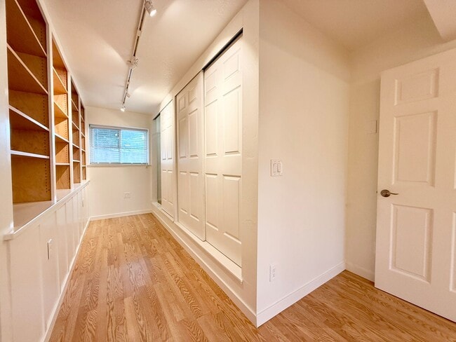 Building Photo - Coastal Living at its Finest (In-Law Suite...