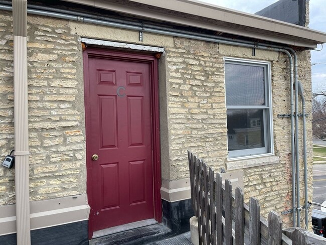 Building Photo - x141a-R