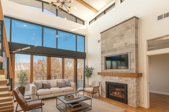 Building Photo - 215 E Pleasant St