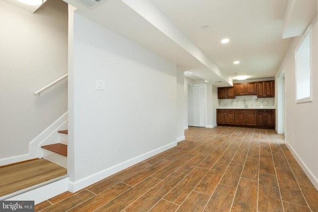 Building Photo - 9004 Roundleaf Way