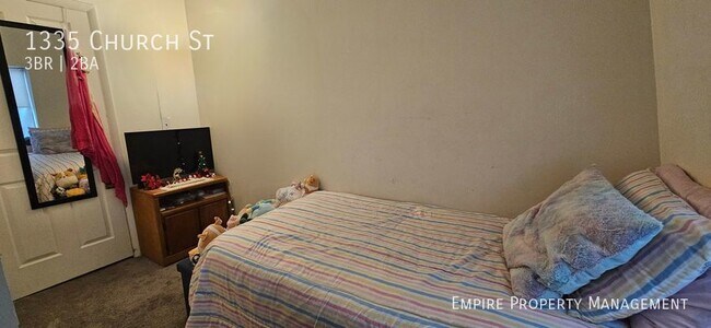 Building Photo - 3 Bedroom/1.5 Bathroom Town House in Fount...