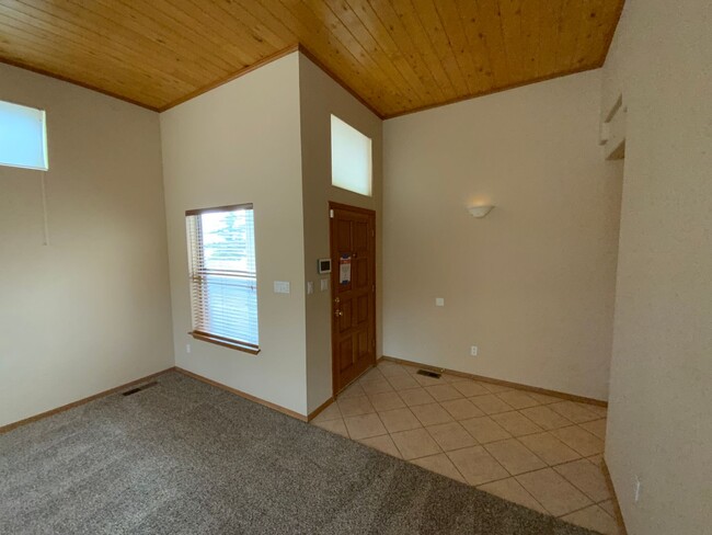 Building Photo - 3 Bedroom Single Story Home Available near...