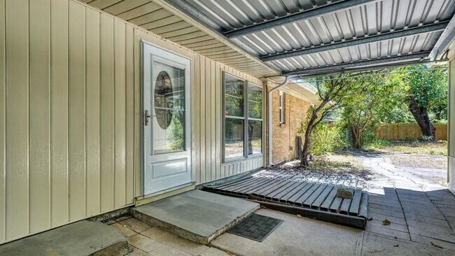 Building Photo - 2442 Oates Dr