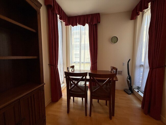 Building Photo - Modern Condo in the Heart of the City's Lo...