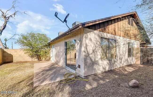 Building Photo - 1401 E El Parque Dr