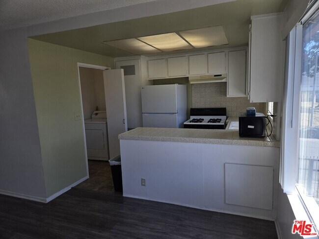 Building Photo - 1233 Tamarind Ave