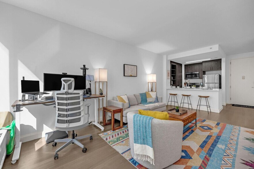 Building Photo - 10 Hanover Square