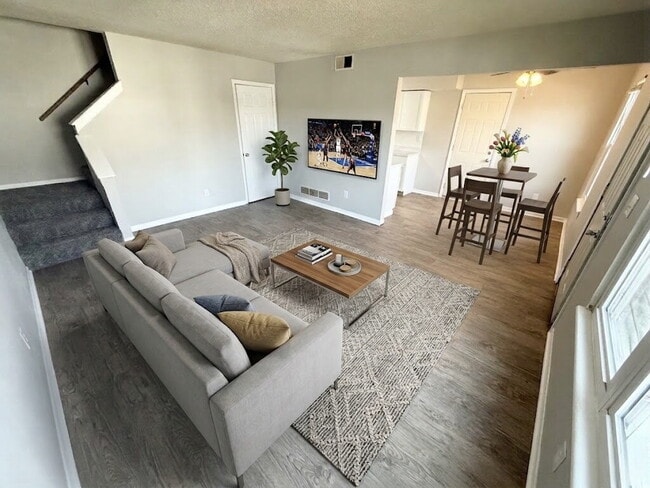 Building Photo - 2 Bedroom/1 Bath Unit w/ An Attached Garage *READY NOW*