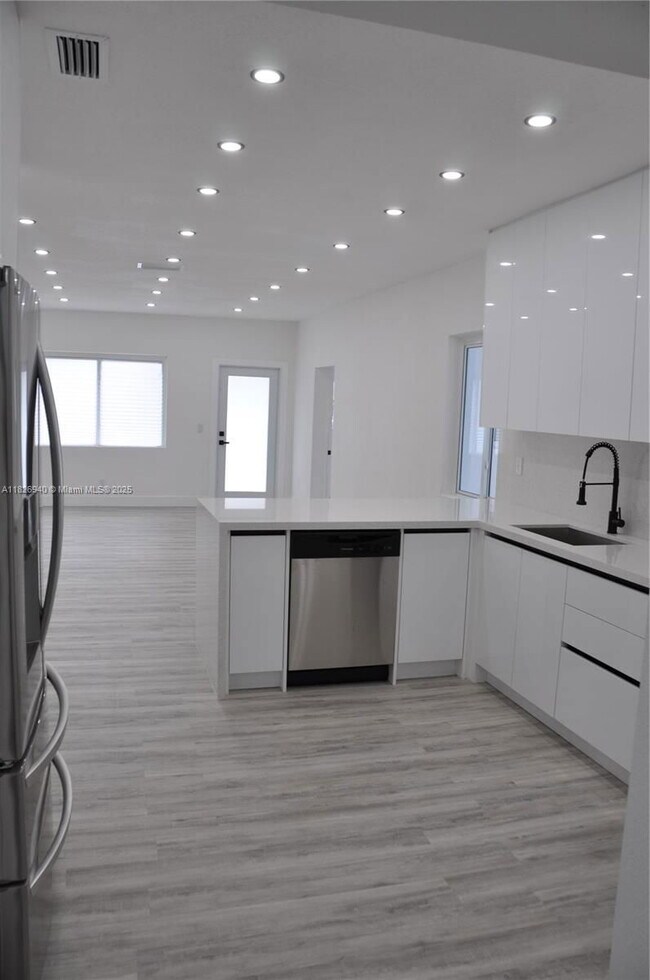 Building Photo - 261 NW 46th Ave