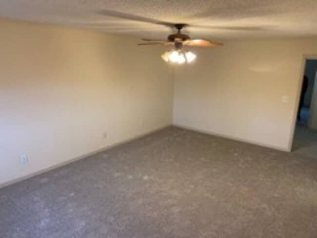 Building Photo - 418 Village Pl