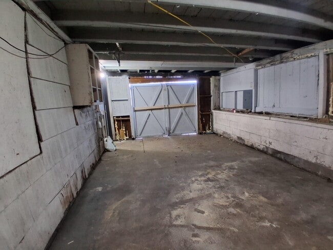 Building Photo - 619 Plum-