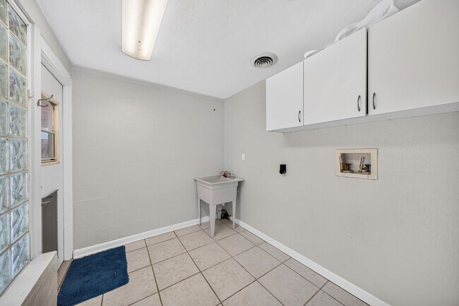 Building Photo - 1448 Cumbie St