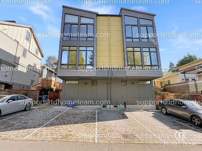 Building Photo - "Spacious 3-Bed Townhouse with Scenic Views in Seattle's Desirable Magnolia Neighborhood!"