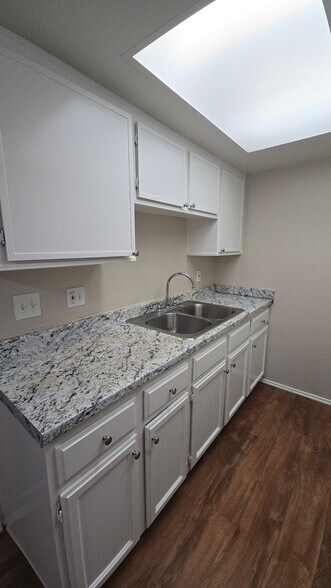 Building Photo - 2050 S Euclid Ave