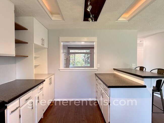 Building Photo - 3BD/1.5BA in Desired West Olympia Location