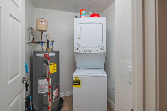 Building Photo - 1275 E University Dr