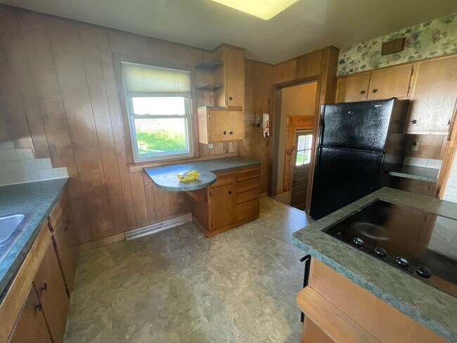 Building Photo - Incredible Lake Views-Spacious 6 Bedroom Home