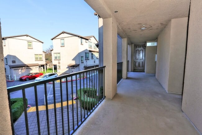 Building Photo - Beautiful Condo in Gated Community for Rent!