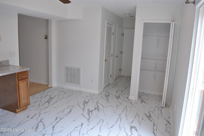 Building Photo - 4118 Hickoryview Dr