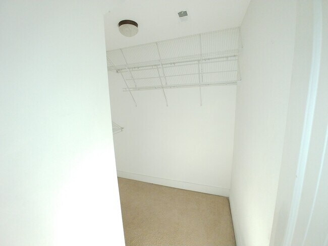 Building Photo - 2000 Rossburg Pl