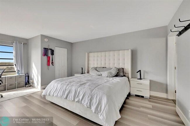 Building Photo - 2200 S Cypress Bend Dr