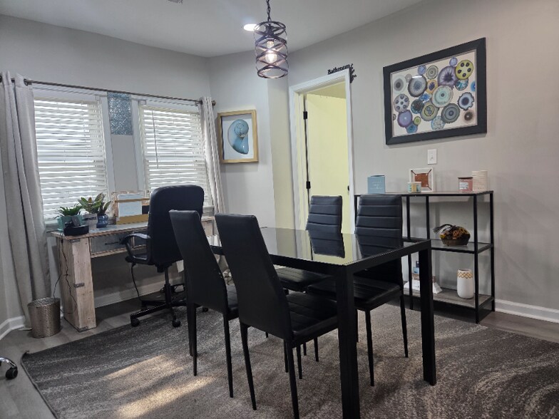 Building Photo - 5 Central St