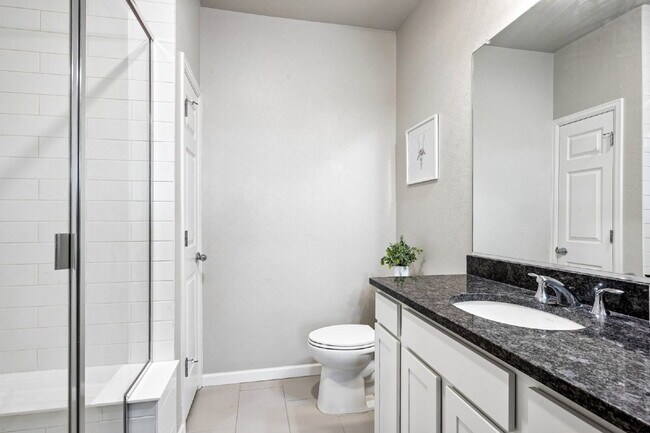 Building Photo - "Charming 2-Bed, 2-Bath Condo Retreat in Littleton - 870 Sq Ft of Cozy Elegance!"