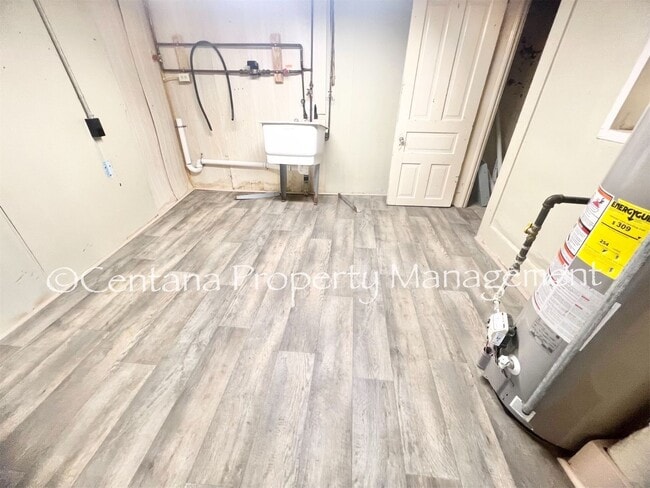 Building Photo - Quaint 2-bedroom cottage located in uptown...