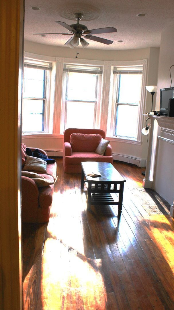 Building Photo - No Brokers Fee, In-Unit Washer and Dryer, Private Porch