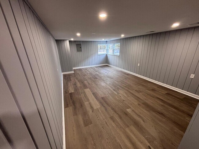 Building Photo - 532 Warren Rd