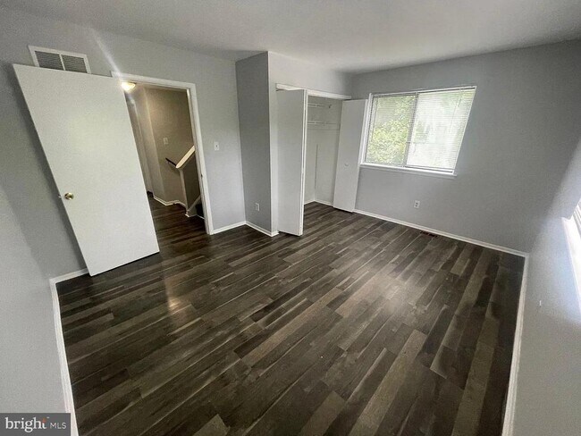 Building Photo - 400 Barclay Walk