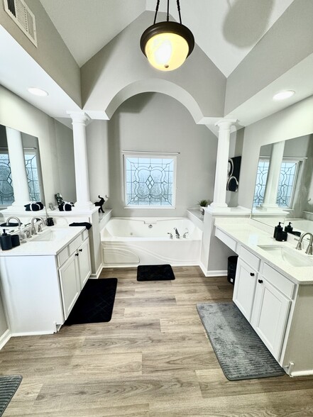 Building Photo - 410 Broadmoore Sq