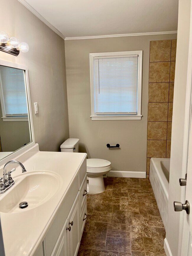 Building Photo - 3 Bedrooms, 2 Bath Home for Rent