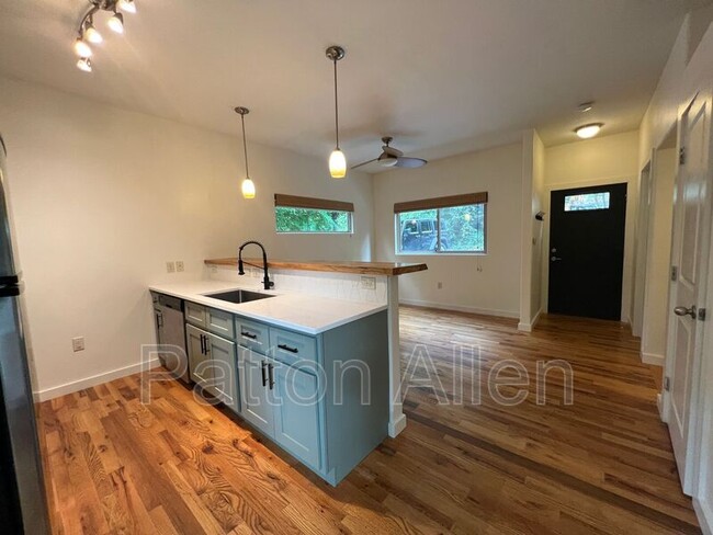 Building Photo - 103 Deaver St