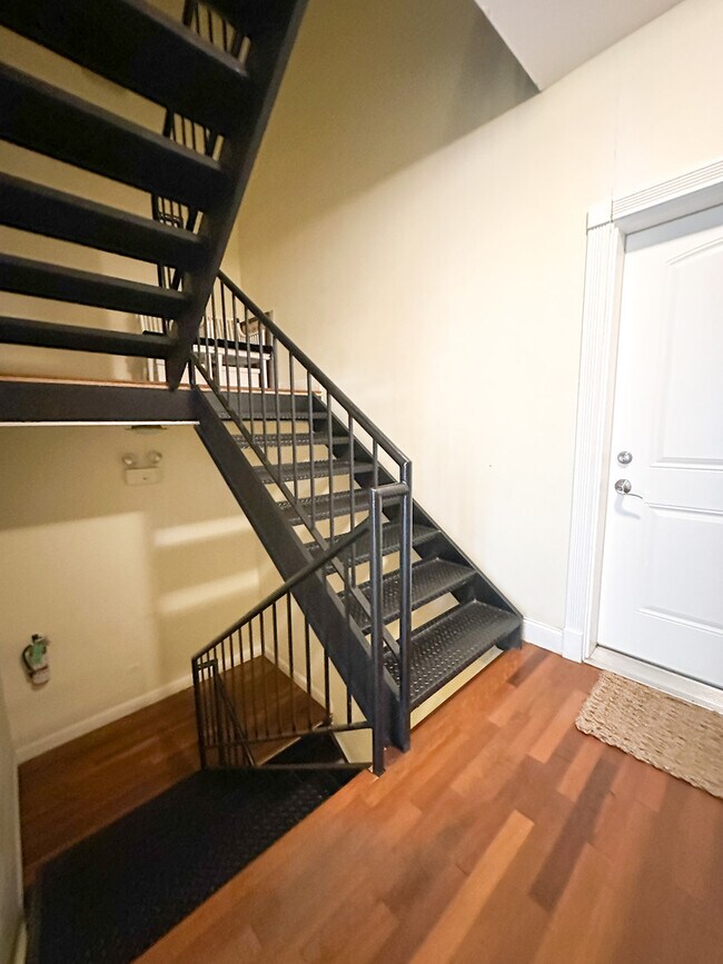 Building Photo - 6410 N Hoyne Ave