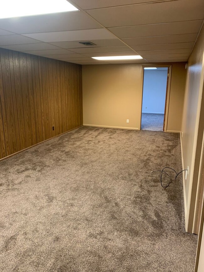 Building Photo - 3 BEDROOMS, PLUS BONUS ROOM, 2 BATHROOM, S...