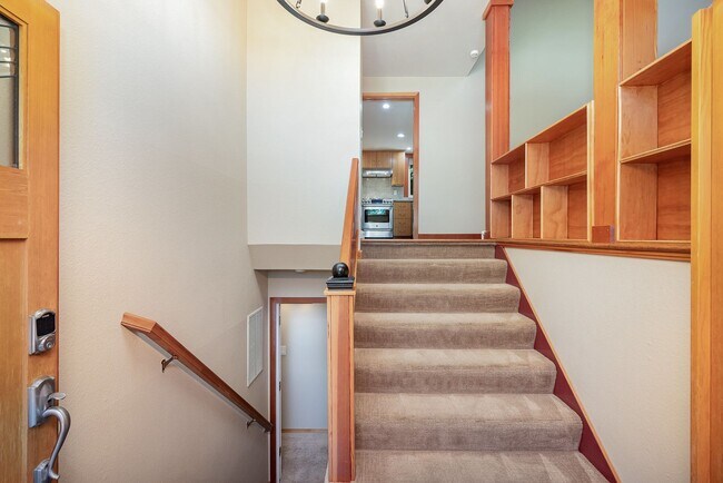 Building Photo - 5 Bed 3 Bath home In Bellevue Available Now