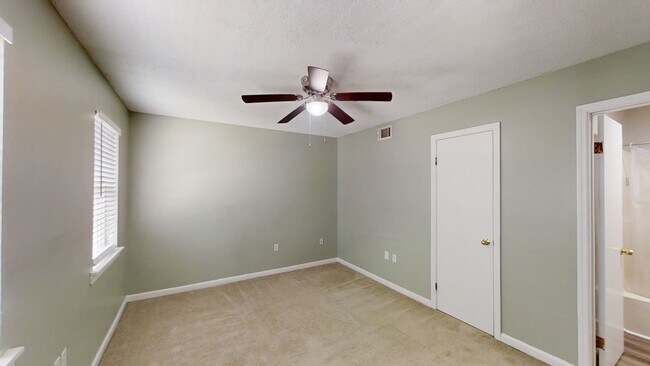 Building Photo - 334 Lamplighter Ln