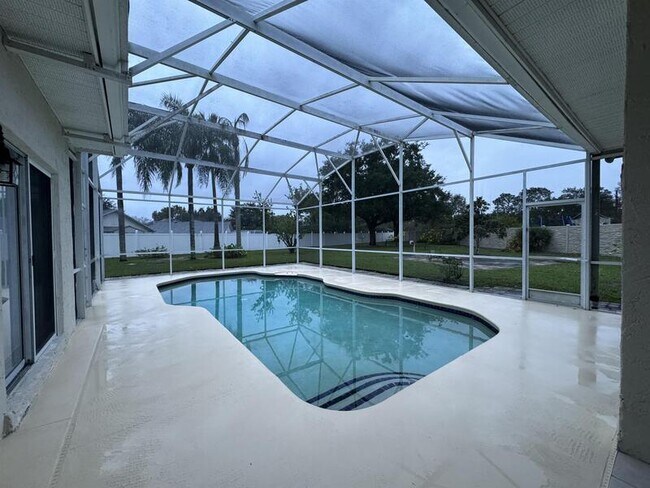 Building Photo - 664 Wyckliffe Pl