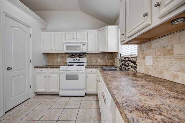 Building Photo - 608 Cavecreek St