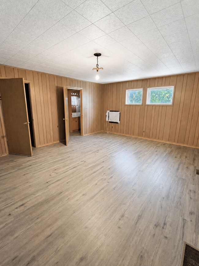 Building Photo - HUGE, 4 bedroom 3 bath home plus bonus room! NEW FLOORS, Available NOW!