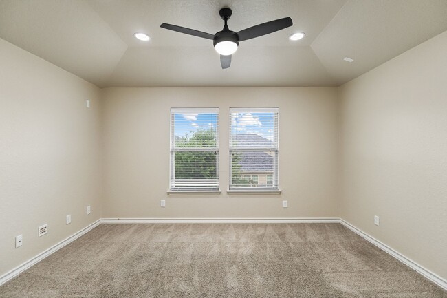Building Photo - 5 Bedroom/3.5 Bath Saddle Creek Subdivision