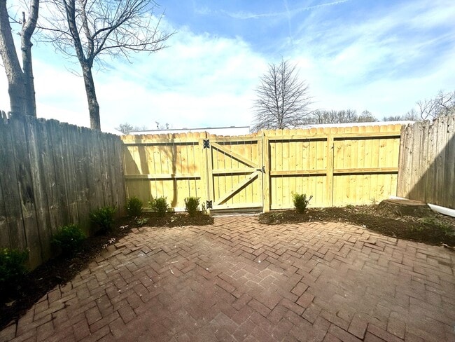 Building Photo - Well appointed 2 bed, 2.5 bath Townhouse