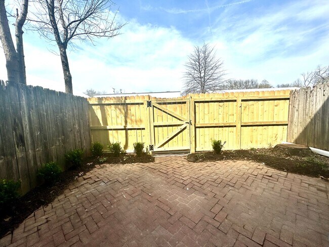 Building Photo - Well appointed 2 bed, 2.5 bath Townhouse Partial Utilities Included!