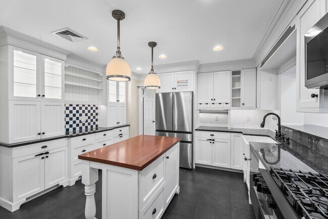 Building Photo - Updated Colonial Home in Westgage Neighbor...