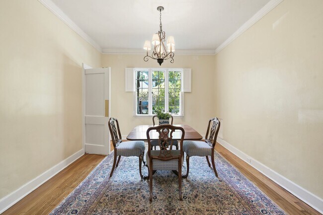 Building Photo - 3319 Pine St