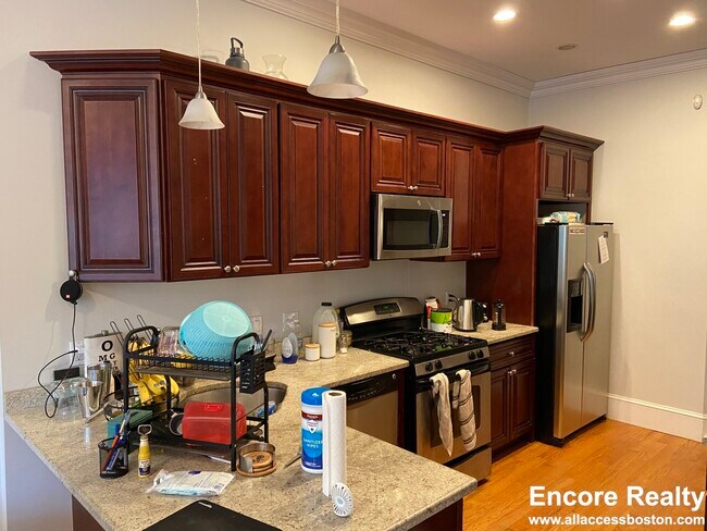 Building Photo - 1089 Beacon St