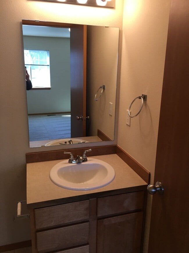 Building Photo - **$200 MOVE IN CREDIT if move in occurs pr...